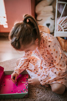 Janod Zestaw kreatywny do tworzenia biżuterii z kamieniami przynoszącymi szczęście 8+