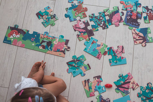 Janod Świecące puzzle z mini-lampką UV Las 24 elementy 3+