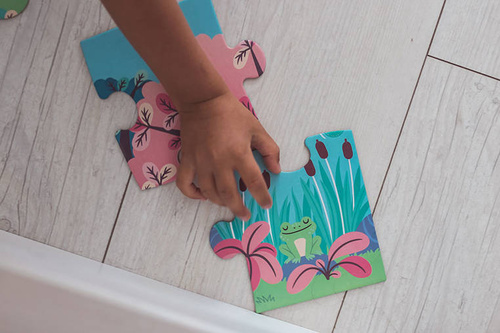 Janod Świecące puzzle z mini-lampką UV Las 24 elementy 3+