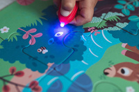Janod Świecące puzzle z mini-lampką UV Las 24 elementy 3+ 
