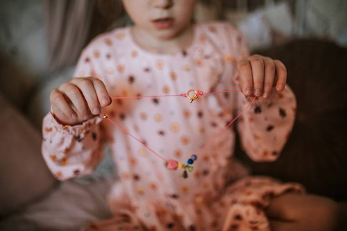 Janod Zestaw kreatywny do tworzenia biżuterii Tęczowe koraliki 6+