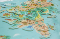 Janod Układanka drewniana magnetyczna Mapa świata z 50 magnesami Dinozaury 7+