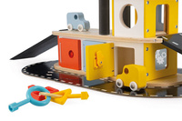 Janod Drewniany garaż piętrowy z 4 akcesoriami Bolid 2+