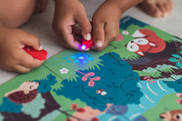 Janod Świecące puzzle z mini-lampką UV Las 24 elementy 3+ 