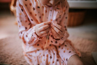 Janod Zestaw kreatywny do tworzenia biżuterii z kamieniami przynoszącymi szczęście 8+