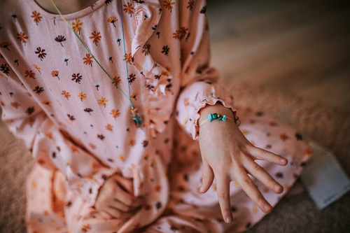 Janod Zestaw kreatywny do tworzenia biżuterii z kamieniami przynoszącymi szczęście 8+