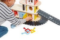 Janod Drewniany garaż piętrowy z 4 akcesoriami Bolid 2+