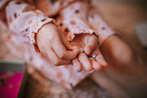 Janod Zestaw kreatywny do tworzenia biżuterii z kamieniami przynoszącymi szczęście 8+