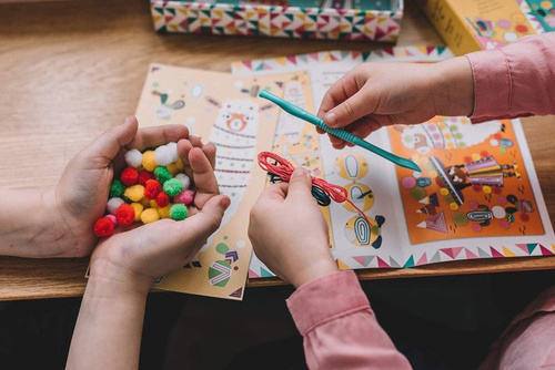 Janod Zestaw artystyczny Pompony Lamy 4+