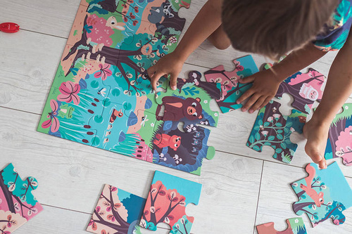 Janod Świecące puzzle z mini-lampką UV Las 24 elementy 3+