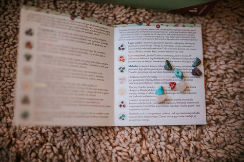 Janod Zestaw kreatywny do tworzenia biżuterii z kamieniami przynoszącymi szczęście 8+