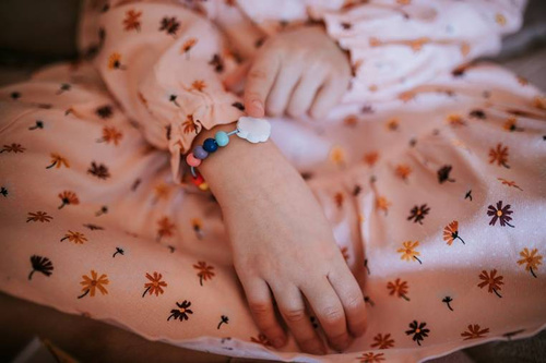 Janod Zestaw kreatywny do tworzenia biżuterii Tęczowe koraliki 6+