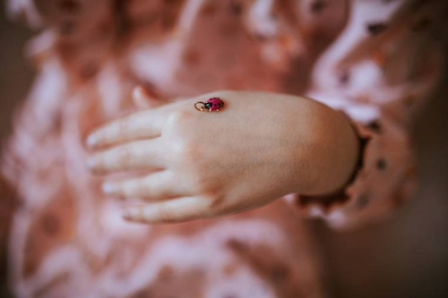 Janod Zestaw kreatywny do tworzenia biżuterii Tęczowe koraliki 6+