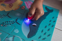 Janod Świecące puzzle z mini-lampką UV Las 24 elementy 3+ 