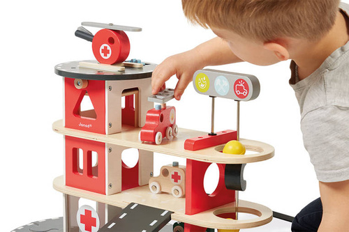 Janod Drewniana remiza strażacka z 5 akcesoriami Bolid 2+