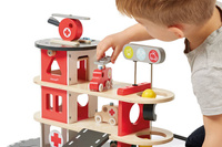 Janod Drewniana remiza strażacka z 5 akcesoriami Bolid 2+