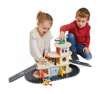 Janod Drewniany garaż piętrowy z 4 akcesoriami Bolid 2+